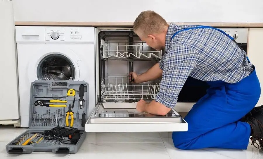 Dikili Beko servisi teknisyen ekibi beyaz eşya tamiri yaparken